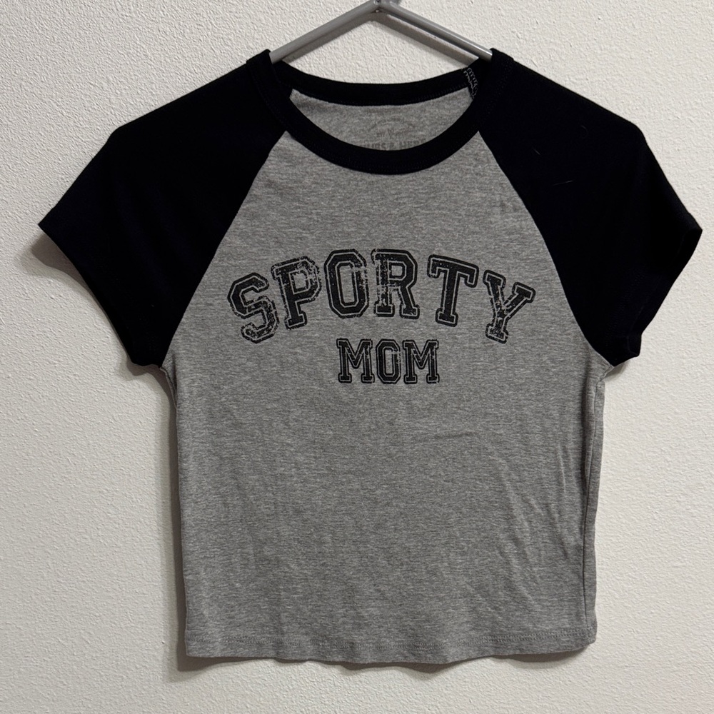 HUBS & HERS Gray Sporty Mom Shirt size Large (fitted) cute with highwaist denim